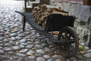 Schubkarre mit Brennholz auf der alten Stadtstraße